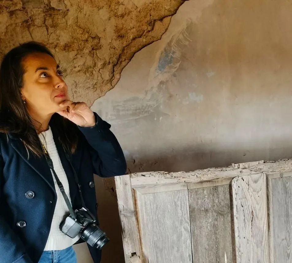Marisol Encinas, historiadora y gestora cultural, durante un trabajo de campo