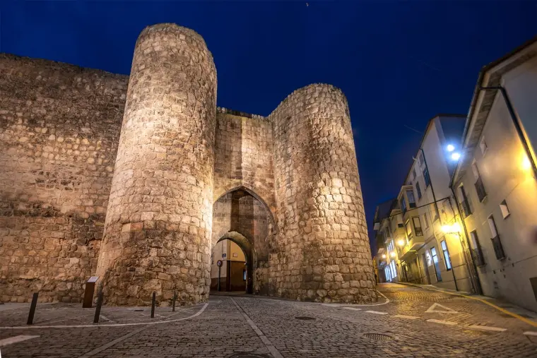 Almazán de noche, en la provincia de Soria