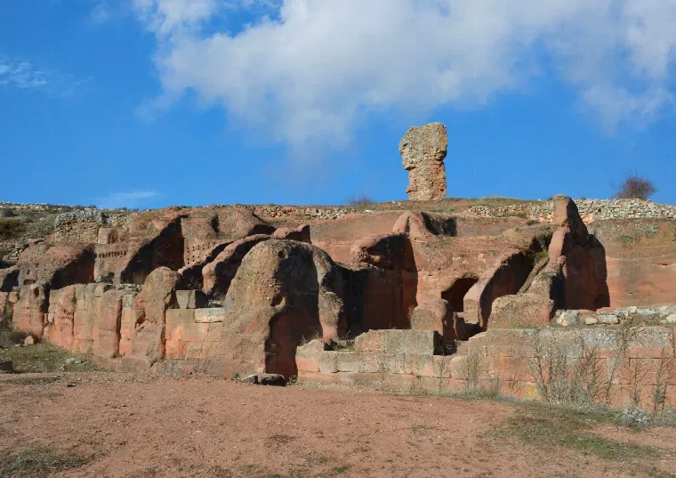 Restos romanos excavados en la roca de Tiermes